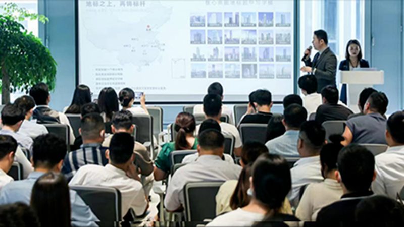 然而，在某些特殊情况下，法人可能不需要亲自到场。以下是一些可能的情况：